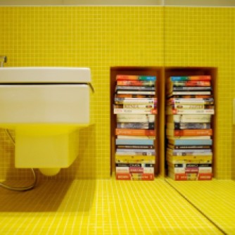 Colorful-apartment-in-Poland-yelow-bathroom-books