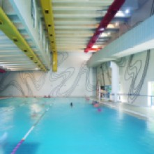 Tomie usou um painel com 1 500 metros de ferro pintado. Ele está no salão das piscinas do Sesc da Vila Mariana.