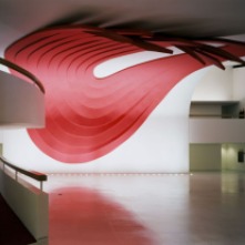 Mais uma vez, Tomie Ohtake selou uma parceria com Oscar Niemeyer: ele é o responsável pela bela arquitetura do teatro, enquanto a artista plástica foi convidada a dar vida ao seu interior.